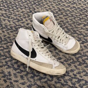 Nike Blazer Mid '77 Vintage High Top Sneaker Shoes Men’s Size 5 / Women’s Size 7